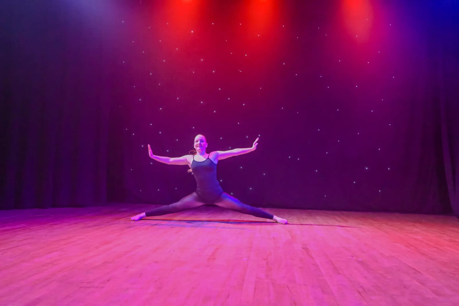 Dancer in middle splits on stage